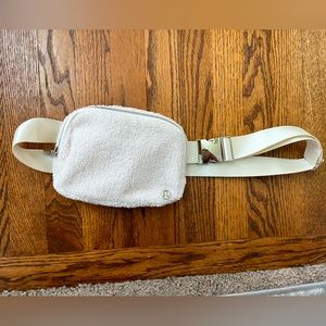 Lululemon everywhere belt bag ivory fleece